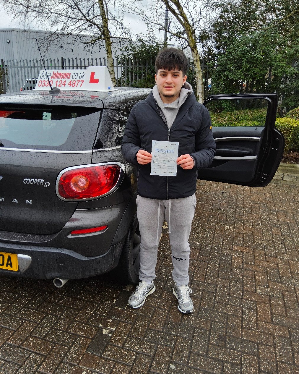 Simone Gaglesie Pass Photo